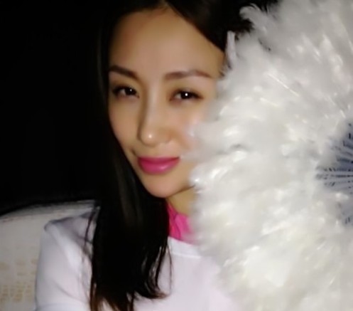 吴启华妻女近照曝光 娇妻石洋子逆生长变少女