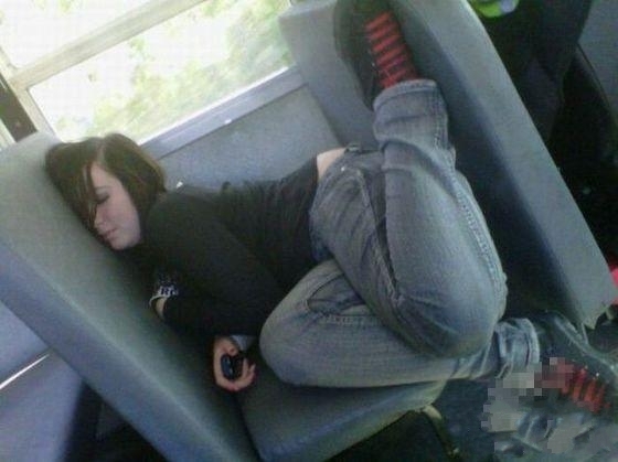 火车上睡姿的趣味图合辑