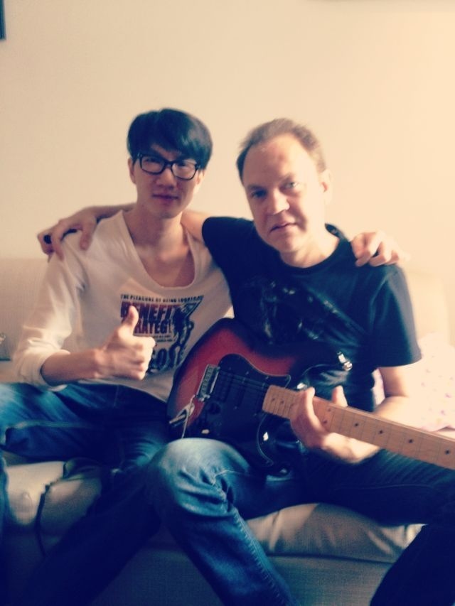 中国好声音学员侯磊耍帅自拍照