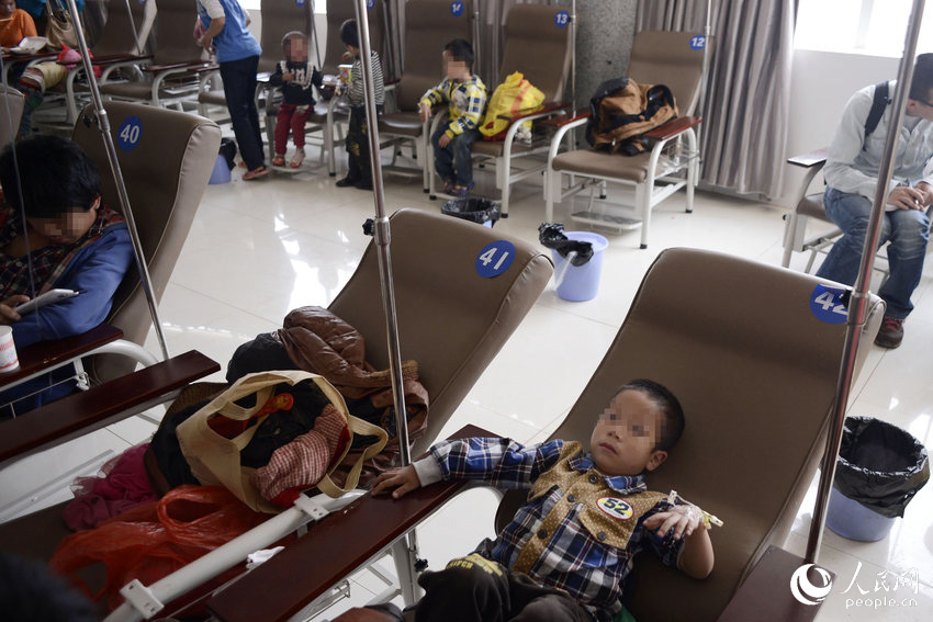病情较轻的孩子在县医院急诊科输液。CFP