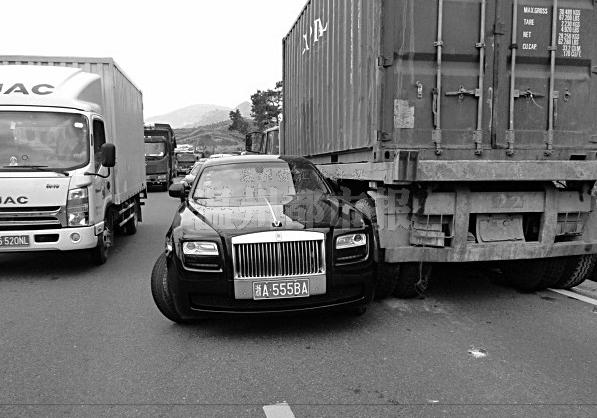 劳斯莱斯逆道被撞 维修费初步估计约百万元