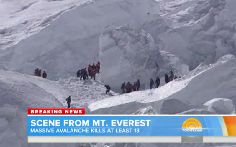 珠峰雪崩致死上升15人 救援画面曝光