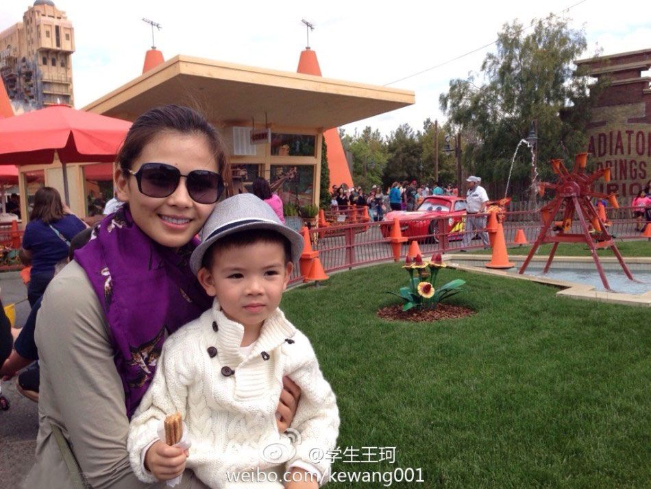 刘涛和老公王珂也不时在微博分享一双儿女的生活照,女儿漂亮似妈妈