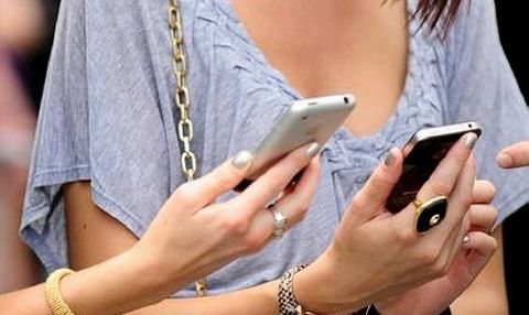 调查称全球“手机上瘾者”激增超半数为女性（图）