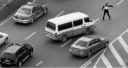 杭州限行升级第一天 早高峰4400余辆小车“闯关”