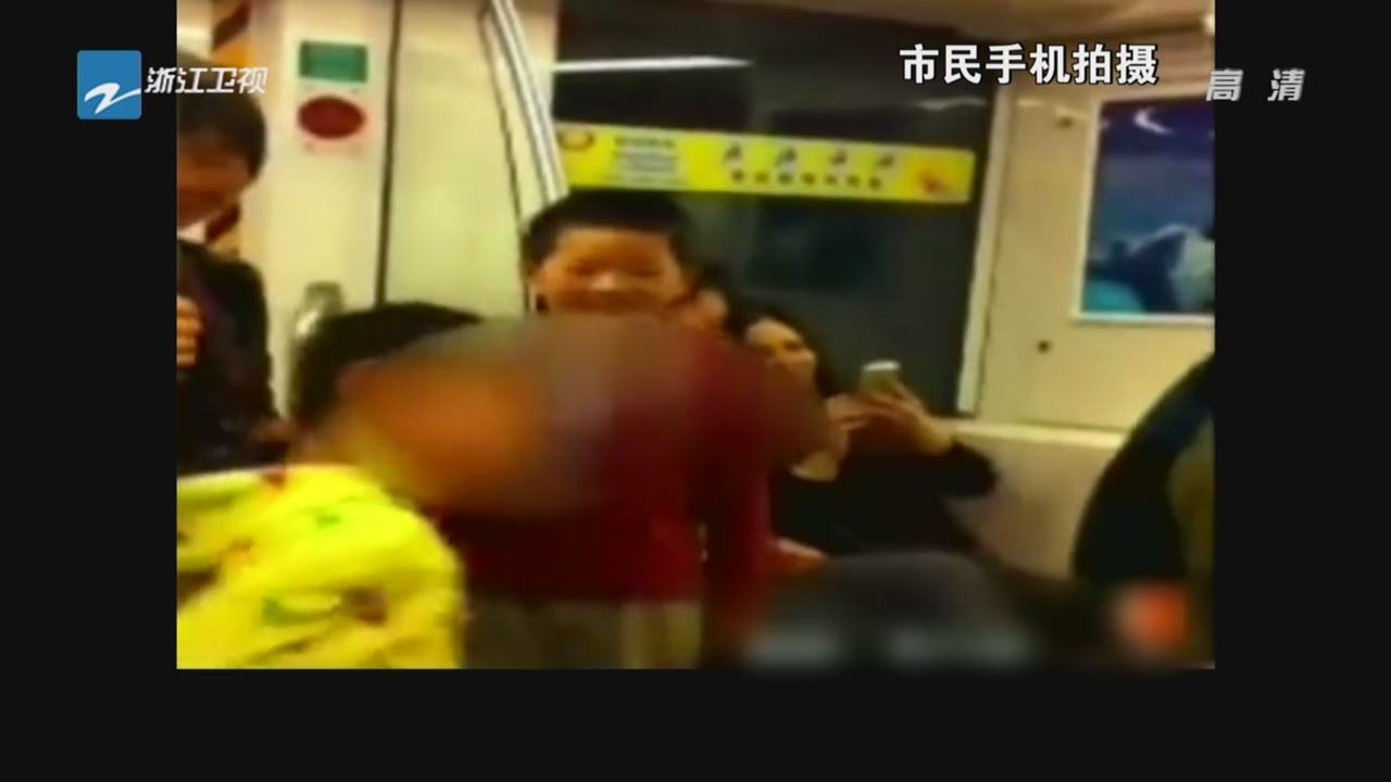 [社会]南京一男童在地铁内发飙打奶奶