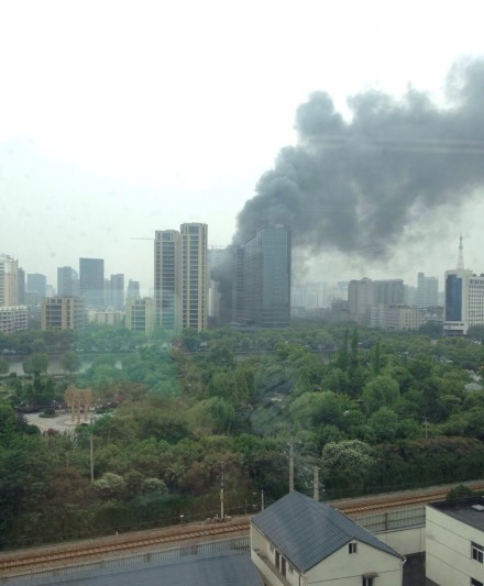 杭州绿城一在建楼盘着火(组图)