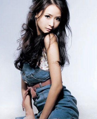 孙芸芸目前手上已有4支广告,比林志玲更受欢迎,台湾几乎各大重要时尚指标都锁定她,人气可见一斑。
