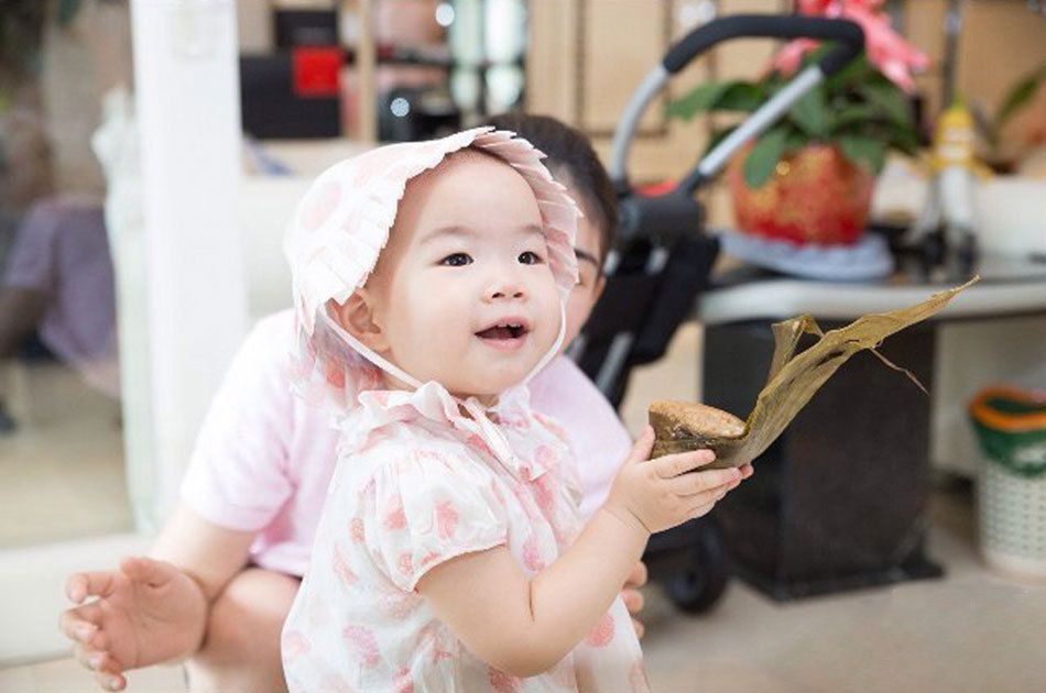 <em>黄奕女儿</em>啃粽子萌翻网友_新蓝网