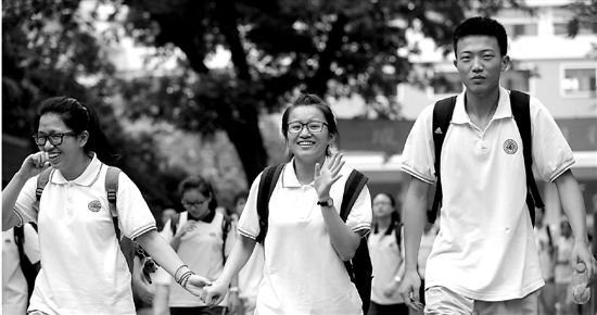 (下图)考后：杭州第十四中学考点，学生洒脱走出考场。 魏志阳 赵昆 董旭明 摄