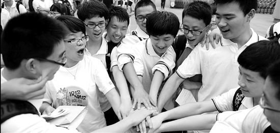(上图)考前：杭州源清中学考点，学生和老师一起鼓劲加油。