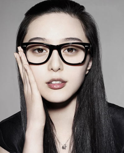 分享到微信: 核心提示:范晓萱晒出与外婆的合影,戴着毛线帽和黑框眼镜