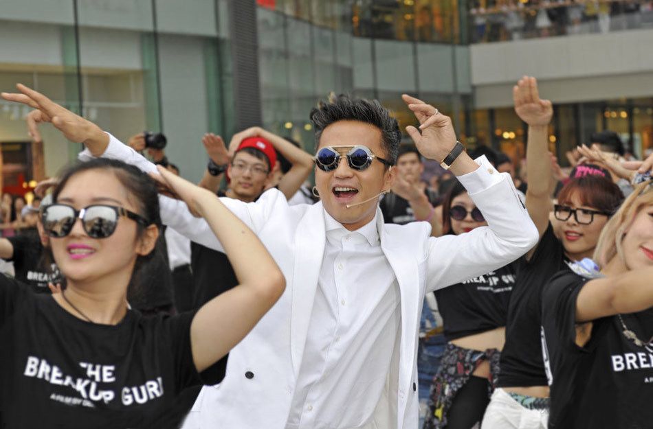 邓超杭州街头大跳逗B舞