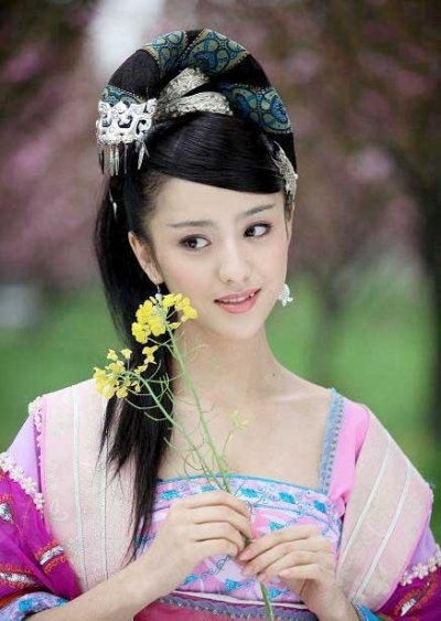 汉成帝刘骜的第二任皇后赵飞燕，她妖冶冷艳，舞技绝妙，与妹妹赵合德同封昭仪，受成帝专宠近十年，贵倾后宫。