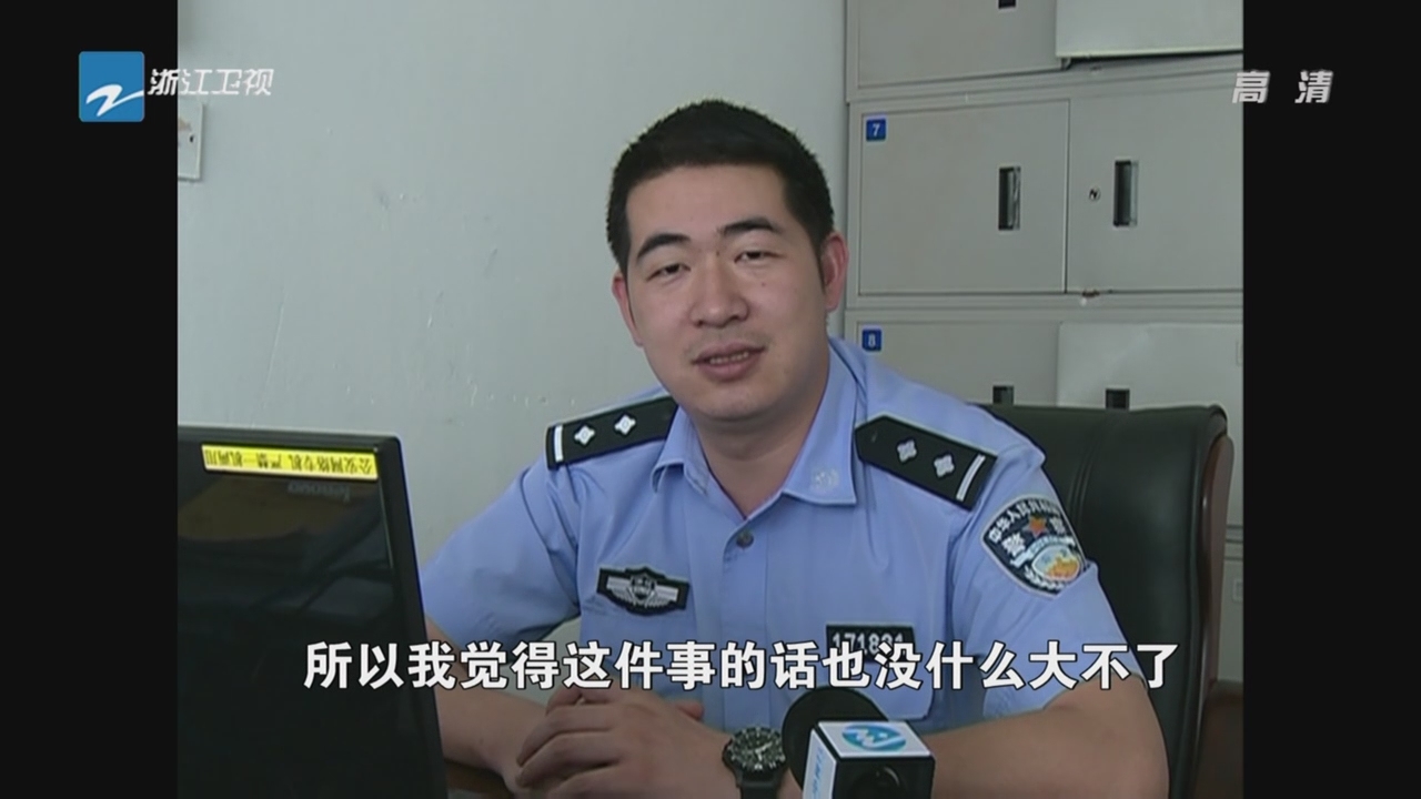 上海交警被拖行  “条纹哥”挺身相助