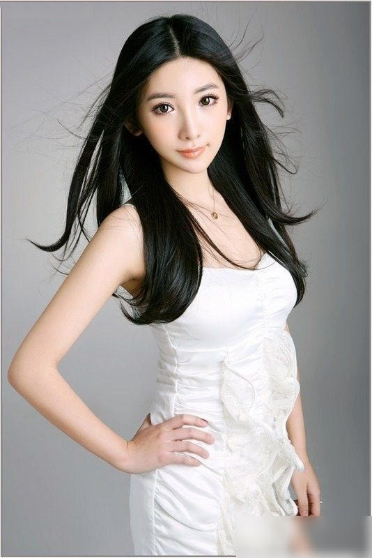 川音校花胡恩绮泳装照似杨幂性感深v大秀火辣身材