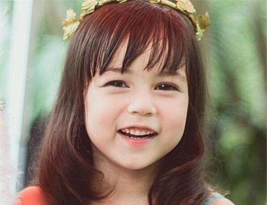 <em>泰国</em>混血小萝莉爆红网络 可爱大眼萌翻网友(图