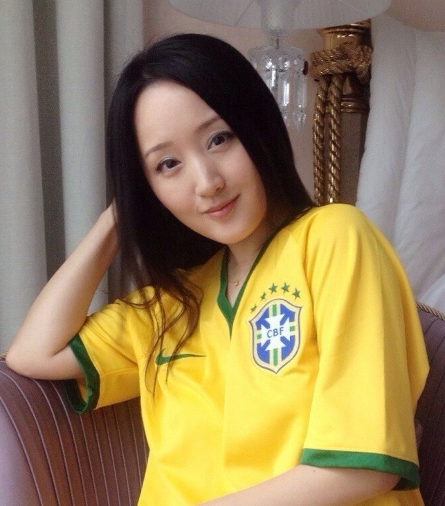 正文  北京时间7月7日,歌手杨钰莹在微博上晒出了身穿巴西球衣的照片