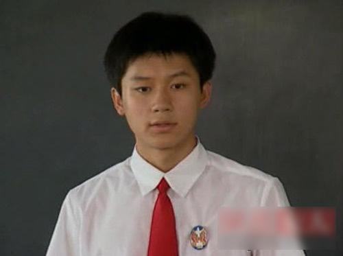 那种木讷的学生让人折服,几年后在一个不知名的电视剧里又见到了李晨