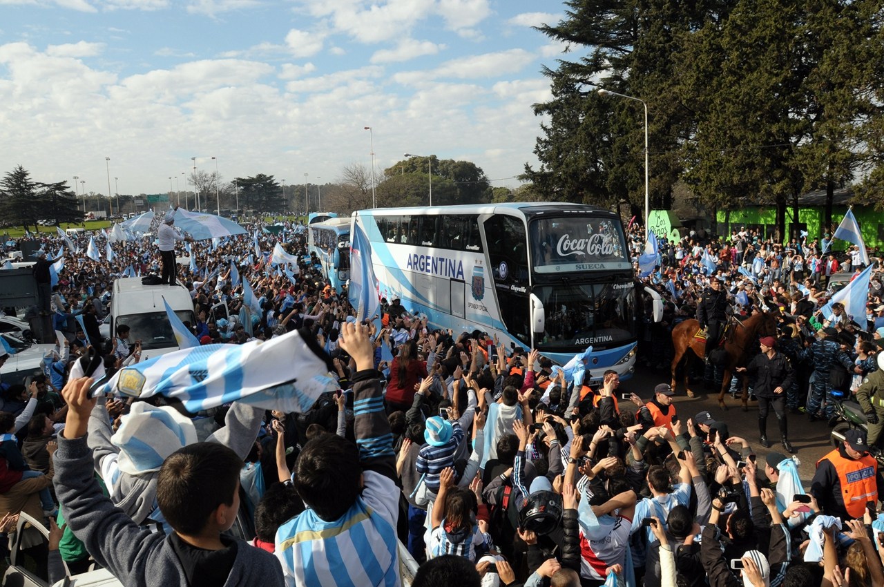 阿根廷队回国警车开道 美女总统安慰梅西