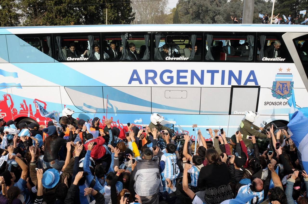 阿根廷队回国警车开道 美女总统安慰梅西