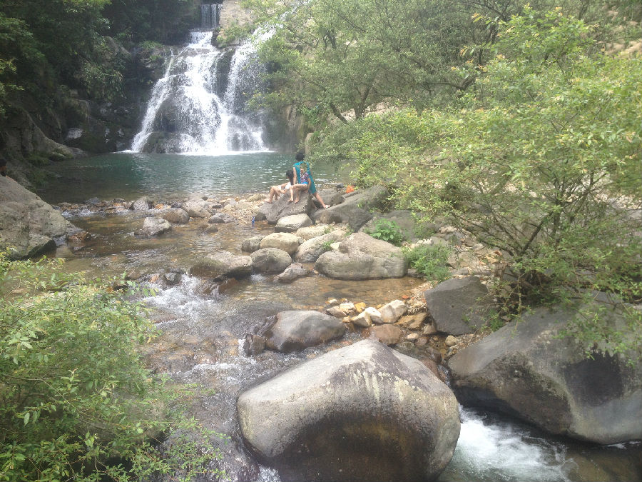 一派夏日清凉新蓝网7月23日讯 "梅子黄时日日晴,小溪泛尽却山行