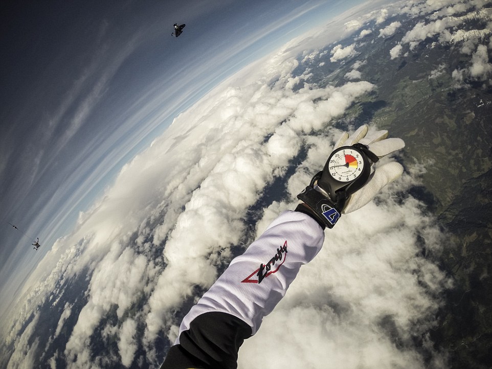 The pair from Annecy, France performed 40 seconds of free fall acrobatics as they plummeted through the air at 250mph