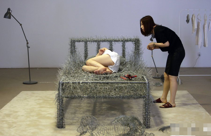 北京:中国女艺术家将用36天裸睡铁丝床完成