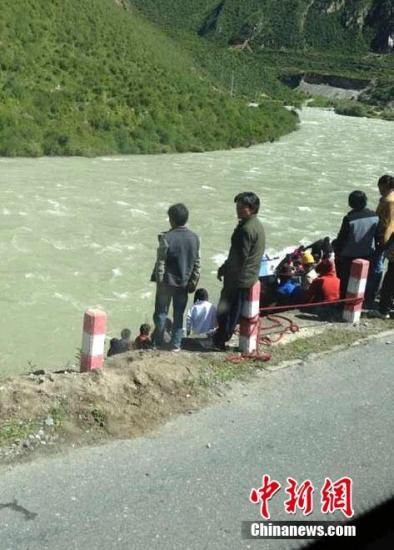 西藏一载47人大巴车在林芝翻入河道已有十多人获救