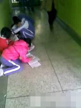 深圳:小学老师发帖举报学体体罚学生跪地写字