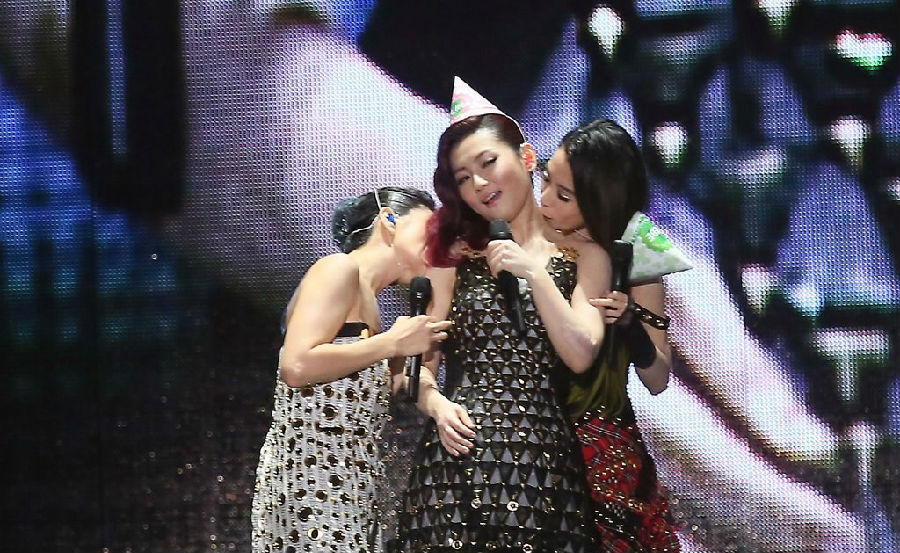 she广州演唱会玩三人舌吻