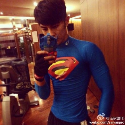 汪东城穿超人装秀肌肉