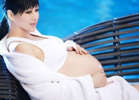 李小璐俏皮梁静茹清纯应采儿美艳 女星孕照大肚照比美