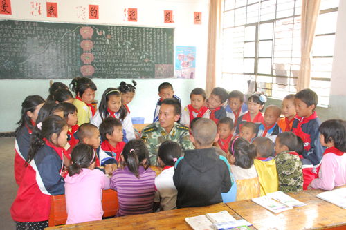 李金徽向独龙族儿童讲授国防知识。