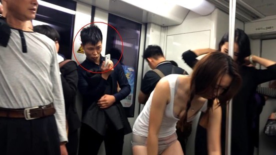 上海 两女白领地铁脱衣仅剩内衣裤旁边好多人是 托 
