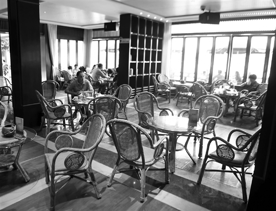 花港茶室转型后开业，老百姓清茶一杯，就能尽享西湖美景。 