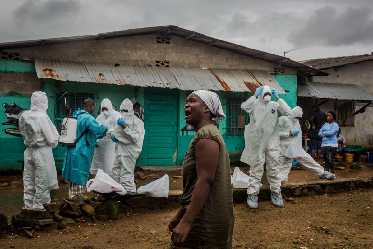 镜头记录埃博拉死者的遗体回收