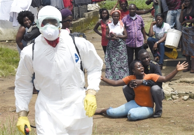 当地时间10月4日，利比里亚蒙罗维亚，一名女子得知丈夫疑似感染埃博拉病毒，悲痛不已。