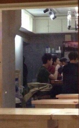  曝谢霆锋王菲吃麻辣烫  谢霆锋低调王菲红衣加