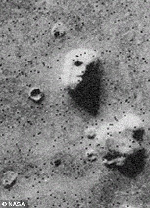 布兰登堡表示他发现了古代火星的两个存在生命的地区发生核爆的证据，其中一个便是曾发现火星脸的“希顿尼亚”。布兰登堡表示火星脸实际上是古代火星文明的遗物。