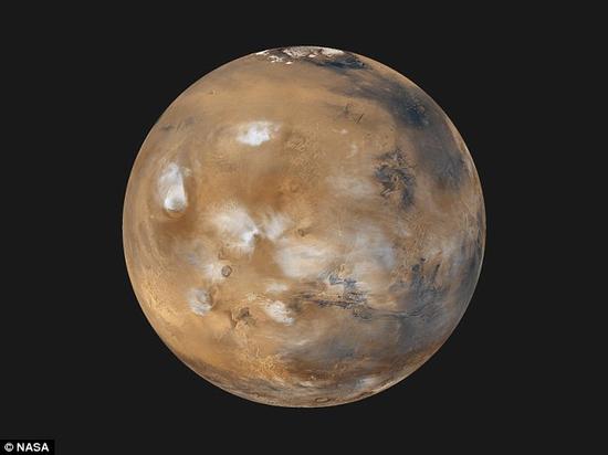2011年，布兰登堡首次提出一种假设，认为火星上的红色可能源自于一场自然发生的热核爆炸。他在2011年接受福克斯新闻网采访时指出：“火星表面被一层薄薄的放射性物质层覆盖，其中包括铀、钍和放射性钾。这些物质从火星上的一个热点向外辐射。核爆产生的碎片遍布火星各处。”