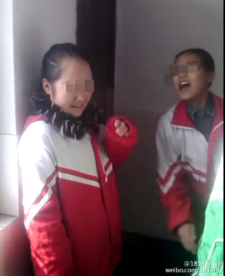 <em>女中学生</em>围殴女同学 <em>扇耳光</em>嫌手疼_新蓝网