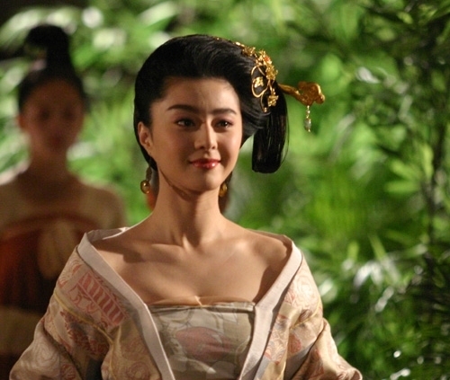 《武媚娘》停播再不见"胸"器 没关系 范冰冰低胸造型全在这