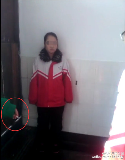 女中学生围殴<em>女同学 扇耳光</em>嫌手疼_新蓝网