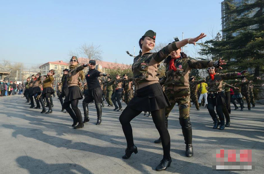 北京:广场舞全面升级 大妈们齐穿水兵服大跳《