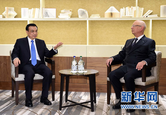 1月20日，中国国务院总理李克强在瑞士达沃斯会见世界经济论坛主席施瓦布。新华社记者 李涛 摄