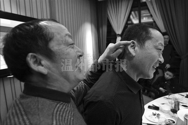 失散55年 一对<em>双胞胎</em>在<em>寻亲</em>中撞脸 相认_新蓝