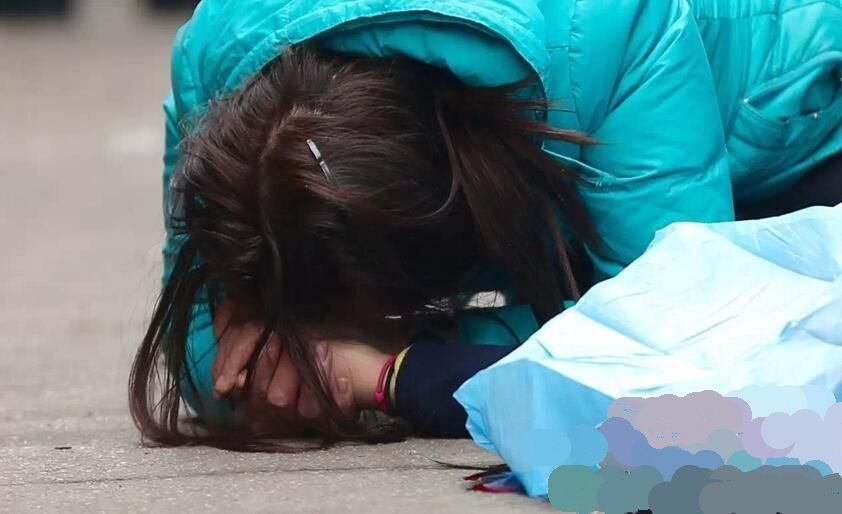 7岁女孩坠楼身亡 母亲跪地痛哭(1/5)