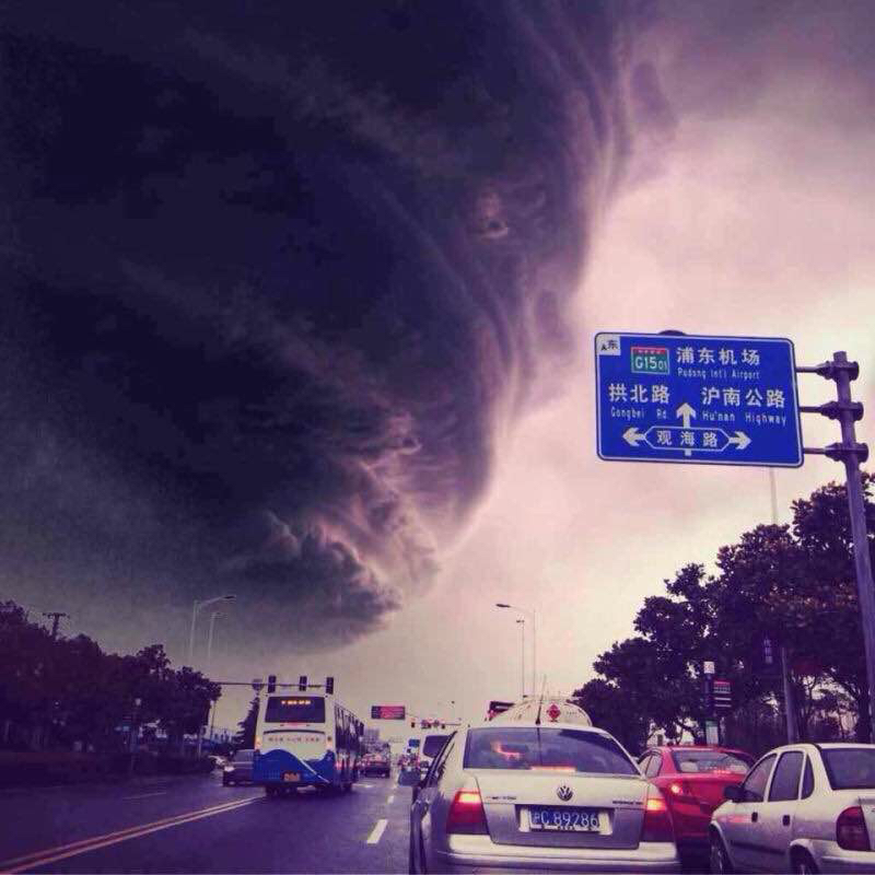 网传上海刮"龙卷风"了 网友回应:照片太假系合成