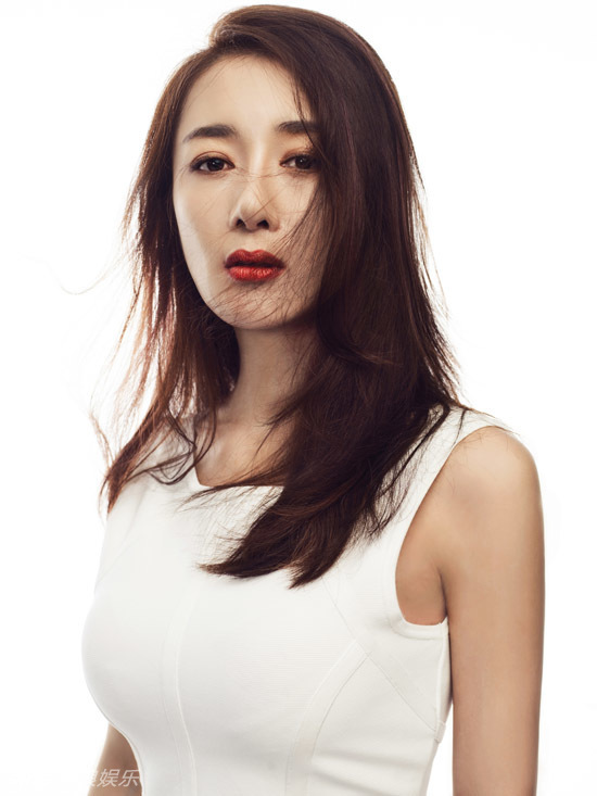 "妲己"李依晓性感写真 身材火辣秀腹肌(组图)